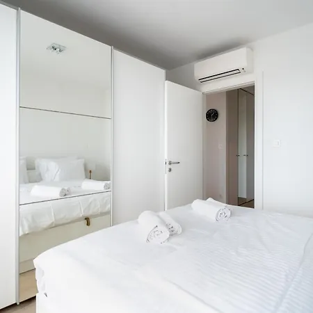 Lucent Escape Apartman *